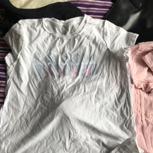 En hel normal t-shirt - Ifall ni vill ha flera bilder på plagget kan ni skriva till mig :) 