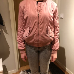 Rosa bomberjacka  - Rosa bomberjacka i fint skick. 
