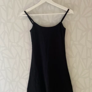 Svart klänning - Svart klänning med tunna band