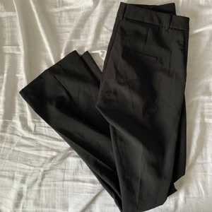 utsvängda kostymbyxor - fint skick, ett litet hål vi gylfen som sytts igen men det märks inte. frakt tillkommer! kontakta om du vill ha fler bilder 