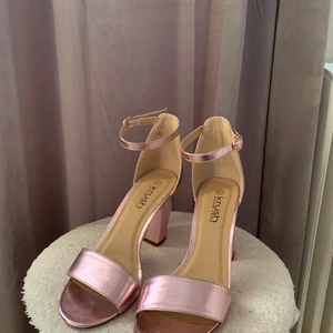 SKITSNYGGA ROSA METALLIC KLACKAR😍 - Ett par klackar som endast blivit provade inomhus. Säljer de enbart för att de är fel storlek😇