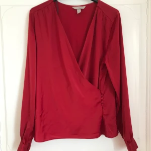Röd blus - Röd blus i fint skick! ✨ Storlek medium. Från HM. Frakt inräknat i priset. Betalas med Swish. 