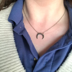 Halsband med en måne  - Fint silverhalsband. Frakt: 11 kr