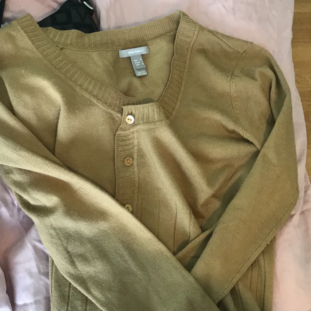 Lånade bilder från personen jag köpte från, tyvärr var tröjan lite för stor för mig, det står XL men är mer som Medium skulle jag säga. Väldigt bra skick och super fin! Färgen syns bäst på andra bilden. Tröjor & Koftor.