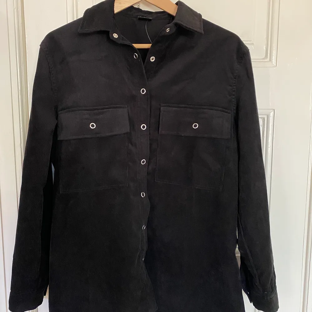 En oversized svart skjorta från Gina. Endast använd ett par gånger. Spårbart frakt på 63kr tillkommer ✨. Skjortor.