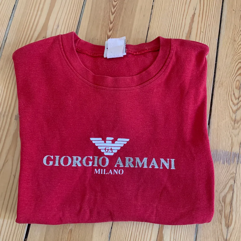 giorgio armani T-shirt som är fake. köpt på någon loppis. Passar S/XS. T-shirts.