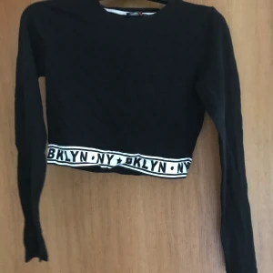 New yorker magtröja - En magtröja från new yorker. I gott skick. Säljer pga att jag inte använder längre. Skulle passa en person i storlek M. Köpare står för frakt.