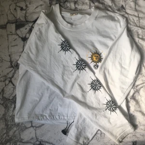 Långärmad tröja med coola tryck - Denna e-girl aktiga tröja är köpt i Stockholm på Urban outfitters🖤🌞 KATT OCH HUND FINNS I HEMMET. Går att dra åt vid midjan! ;) Frakten blir ca 30kr