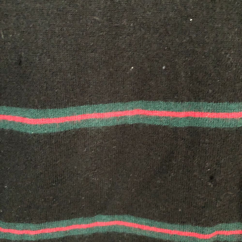 Varmare långärmad tröja från Stüssy. Svart med grön/röda ränder. Lite använd och har två små hål (sista bilden), därav priset. Går säkert att sy, annars syns det ej. Frakt 59kr tillkommer . Stickat.
