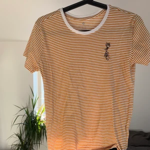 Randig tröja - Köpt i en butik i Dubai, knappt använd, lite overzise så skulle säga att den passar Xs-M, supersnygg med liten ros på bröstet