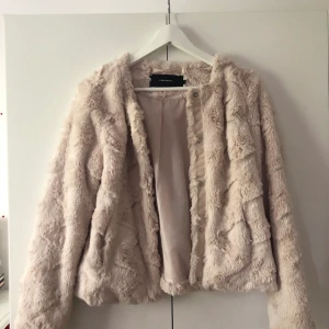vårjacka  - Använd 2 gånger! Perfekt tunn härlig jacka för en vårdag eller en halvkyrlig sommarkväll! Självklart INTE äkta päls!! Frakten ingår!!! 🌷🌷