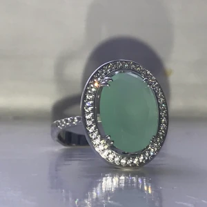 Ring - Köpte denna tillsammans med örhängen fast säljes då den ej har kommit till användning. Jag har använt örhängen i 1 år så det är mycket bra kvalite på ringen.