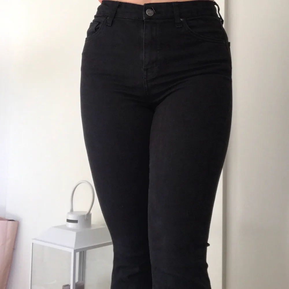 Svarta flare/ bootcut jeans från Topshop i storlek W28 L30. Dock skulle jag säga att de passar en 27 och 26 i midja då de är så stretchiga! De är perfekta i längd för mig som är 163 cm. . Jeans & Byxor.