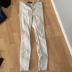 hollisterjeans  - vita hollisterjeans i vit. storlek w25 l30, skulle säga xs/s. säljs då de är lite små och då inte kommer till användning! fraktar eller möts upp i stockholm