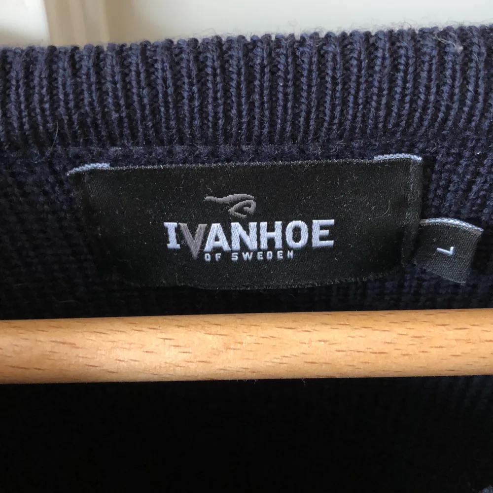 Jättesnygg Ivanhoe-tröja i 100% merino ull. Bra skick. Det står att den är i large men känns mer som en small.  Köpt på myrorna 2015. Ett riktigt kap!. Tröjor & Koftor.