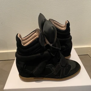 ISABEL MARANT, strl 39 - Isabel marant i jätte bra skick! Har vanligtvis strl 38 men dessa är lite små i storleken🌸