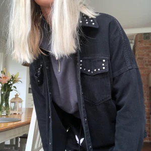 Jeans jacka  - Jätte fin svart jeans ifårn Zara! Använd fåtal gånger! Passar mellan XS-M då den är större i storleken! 