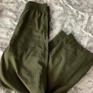 Wide leg kostymbyxor från Weekday! - Wide leg/flare kostymbyxor från weekday i härlig mossgrön färg. Perfekt till fest! Storlek 34 men passar även 36 då det är strech i midjan. Fri frakt!