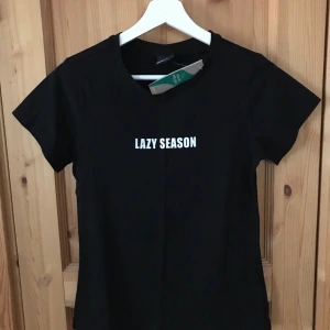 T-shirt, storlek small - Ny med lapp kvar! Betalas med swish.   Skickas spårbart med postnord för 49:- 