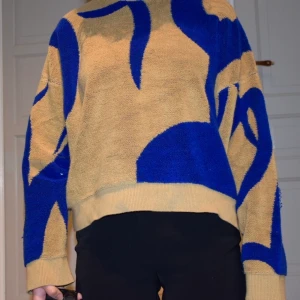 Stickad tröja från weekday - Fint skick men materialet gör så att vissa trådar lossnar lätt.