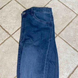  - Helt nya jeans stlk 29/32, jätte fina aldrig använda köpta på hm.