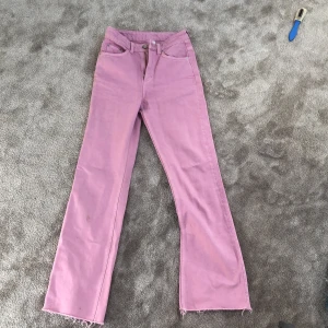 Weekday jeans rosa. - Säljer dessa rosa Weekday jeans! Jättesnygga till sommaren. Modellen heter Mile om ni vill de hur dem sitter på. Och storleken är w26 och L30.                                           👉🏼👉🏼👉🏼👉🏼👉🏼👉🏼👉🏼💜HÖGSTA BUD 300kr💜