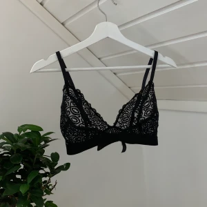 Bralette  - Bralette från Lindex i storlek 75D, passar absolut en 75C. Helt felfri🖤 frakt tillkommer på 11kr