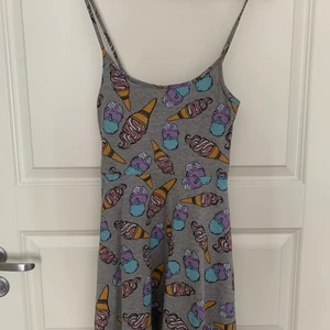 Jättegullig klänning - Jättegullig klänning med glassar på. Tyget är väldigt skönt och stretchight så kan passar XS-S. Tyvärr för liten för mig