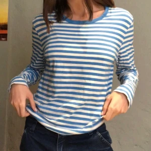 Monki randig tröja  - Långärmad randig tröja från monki, super skönt material. Har vanligtvis storlek S och är 176 cm lång. Kan mötas upp eller frakta då köparen står för kostnaden. Skriv privat om ni har frågor eller är intresserade!