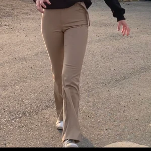 AFJ x NAKD  - Ett par fina byxor som är försmå för mig. Strl 34. Tappat en cirkel o skärpet (bild 2) och även en lite svart fläck mitt på benet (bild 3) som jag inte har testat att ta bort. BEGAGNAT SKICK!  Jag är 176 lång🤍 