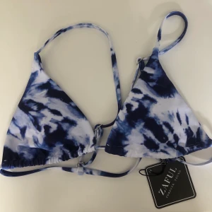 Bikini - Skitsnygg bikiniöverdel i blå/vit tie dye från Zaful. Passar storlek XS/S. Köpt av en annan säljare här på plick, säljer då den tyvärr inte passade mig.