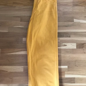 Jeans från weekday - Lite mer mörkgula i verkligheten. Stl L. Går till anklarna ungefär på mig som är 1.78. Använda men i fint skick och superskönt jeanstyg! 