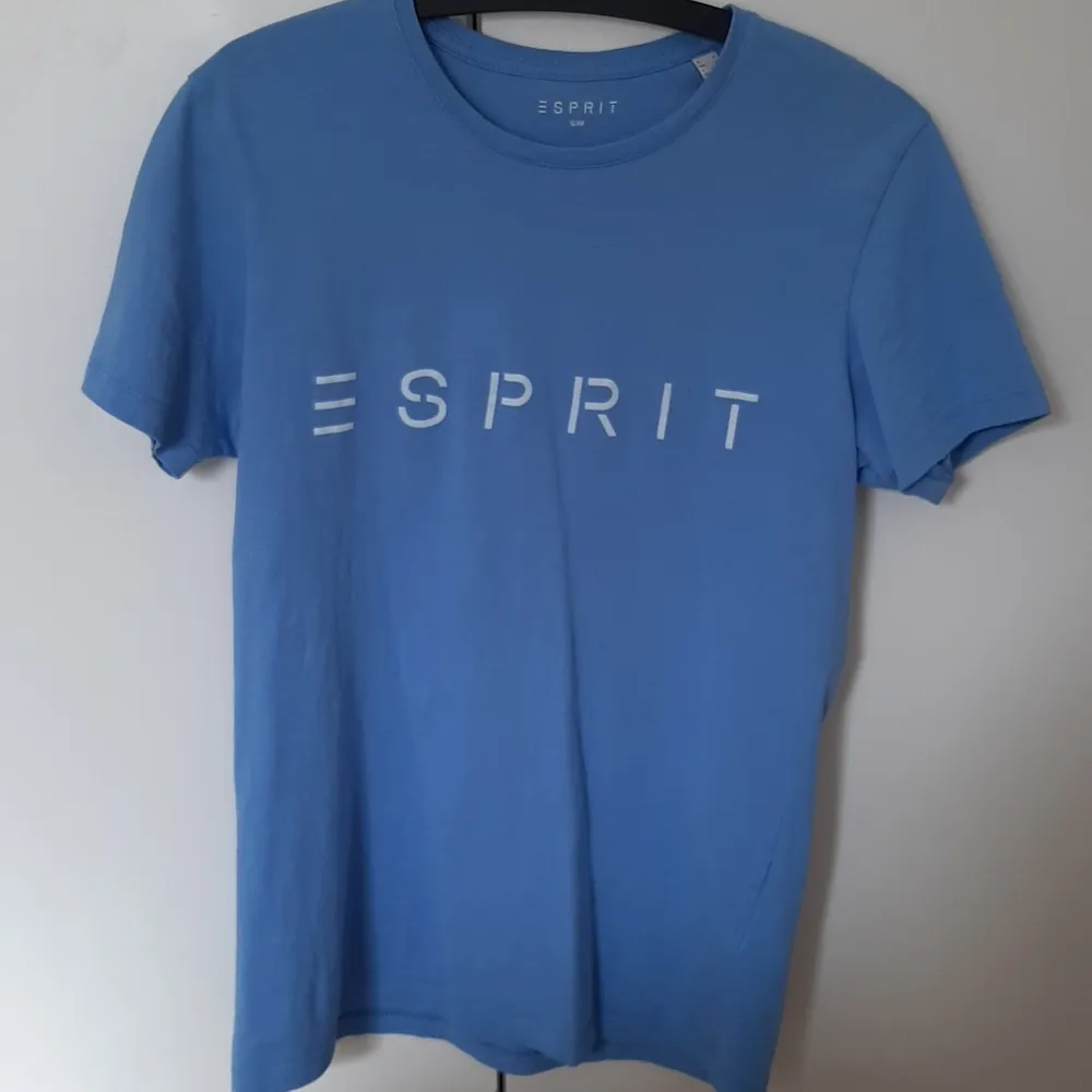 En blå tshirt från ESPRIT. Nyskick. Storlek S unisex. På sista bilden jämförs t-shirten med en annan blå färg :) FRI FRAKT inom Sveriges gränser.. T-shirts.