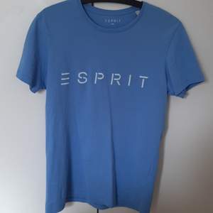 En blå tshirt från ESPRIT. Nyskick. Storlek S unisex. På sista bilden jämförs t-shirten med en annan blå färg :) FRI FRAKT inom Sveriges gränser.