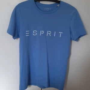 ESPRIT T-shirt - En blå tshirt från ESPRIT. Nyskick. Storlek S unisex. På sista bilden jämförs t-shirten med en annan blå färg :) FRI FRAKT inom Sveriges gränser.