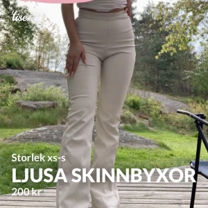 Vita/ ljusa skinnbyxor  - Jättefina skinnbyxor från ginatricot. Storlek xs men passar mig som vanligtvis har s. Endast använda två gånger💗