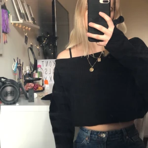 Svart tjocktröja - En mysig svart tjocktröja ifrån Crocker Apparel. Långa armar. Strl S. Lite croppad i midjan. Går att bära som off the shoulder eller inte.