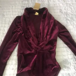 •En body i velvet från H&M, med knappar i skrevet. •Oanvänd. Frakt ingår!