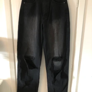 Slitna Jeans - De eftertraktade boohoo jeansen , aldrig användna då de är lite för stora för mig💗 frakt tillkommer.