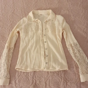 Rosa skjorta  - En rosa skjorta som är använd 6-7 gånger som är jätte fin