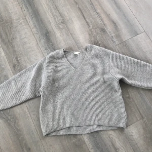 Fin grå stickad tröja  - Fin grå stickad tröja från h&m. Storlek xs men stor i storleken. Bud på 130kr 🦋 