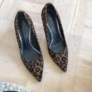 ZARA KLACKAR 37 - Klackar från zara. Storlek 37. Frakt tillkommer 63kr 