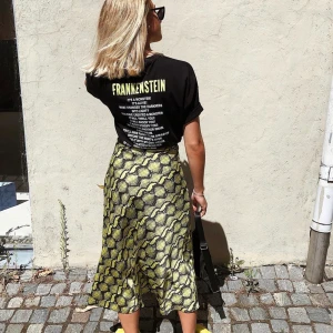 Tröja med tryck bak och fram  - Säljer denna coola tröja från zara med tryck på bak och framsidan! Frakt på 36 kronor tillkommer 