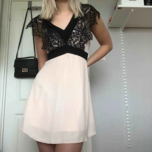  - Ljusrosa sommarklänning med svart spets och rosett i ryggen. Inte använd pga ej min stil. Väldigt lätt i tyget. Bara att höra av sig vid frågor!🍀  Ps. Snabb affär = ingen frakt