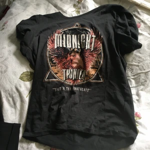 Svart T-shirt med tryck på bröstet - Använd fåtal gånger.