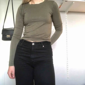  - Olivgrön tight tröja, väldigt skönt tyg. Bara fråga om ni vill veta något!🍀