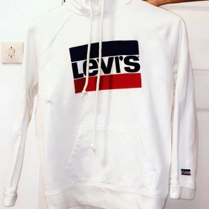 Levis hoodie - En levis hoodie som jag säljer för 150 kronor och som är i storlek M