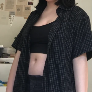 Svart rutig skjorta i L - aaasfet skjorta som ja köpt 2hand i nån liten butik i london! går att ha med aallltt, perfekt till sommaren <3