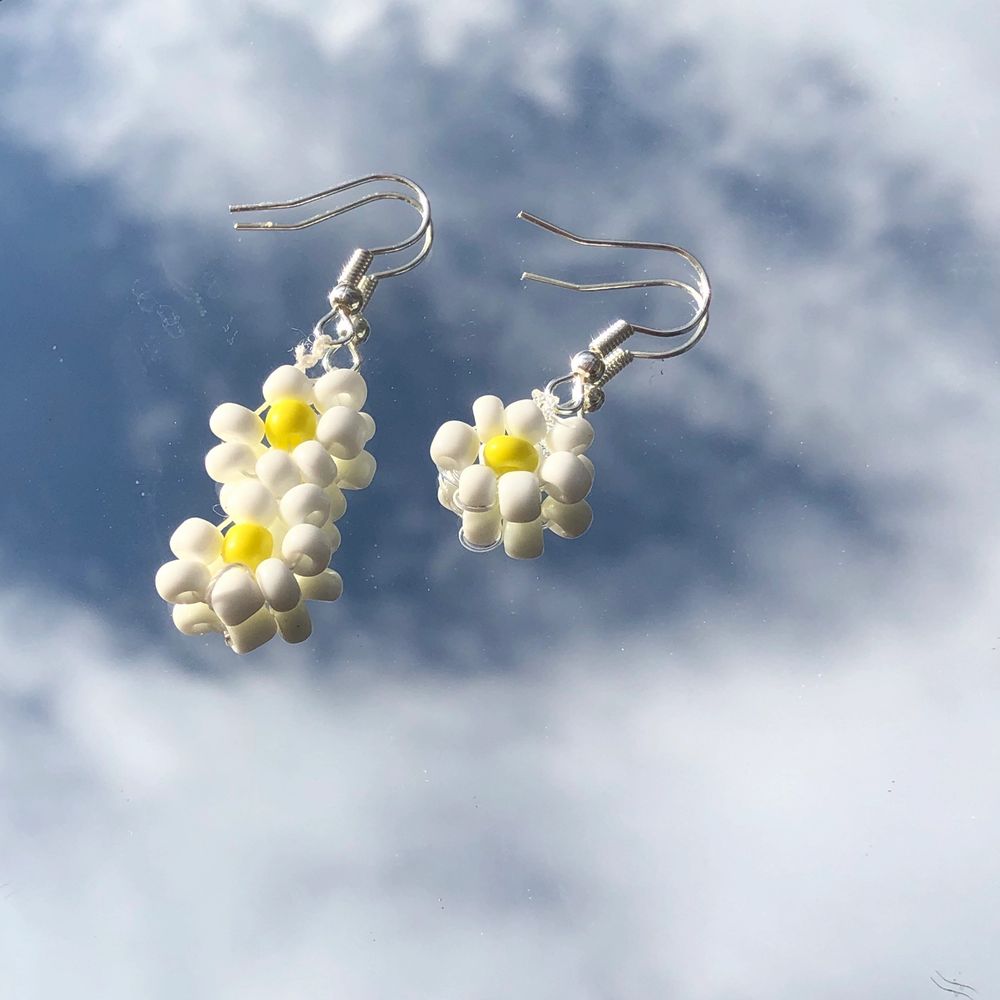 Hej! Säljer dessa egengjorda halsband och örhängen jag gjort💕💚 Man kan välja om man vill ha en eller två stycken blommor på örhängena samt välja vilken färg✨🧜🏼♀️ Man kan också välja vilka färger man vill ha på halsbanden✨✨ Örhängen: 25kr Halsband: 50kr🧡❤. Accessoarer.