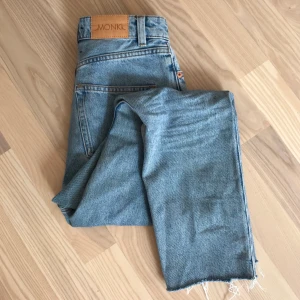 Kimono monki - Jeans i modell kimono från Monki, använda endast ett fåtal gånger då dom är förstora för mig, avklippta för att passa mig som är 160cm. Frakt tillkommer på 66 kr eller möts upp i Uppsala. 